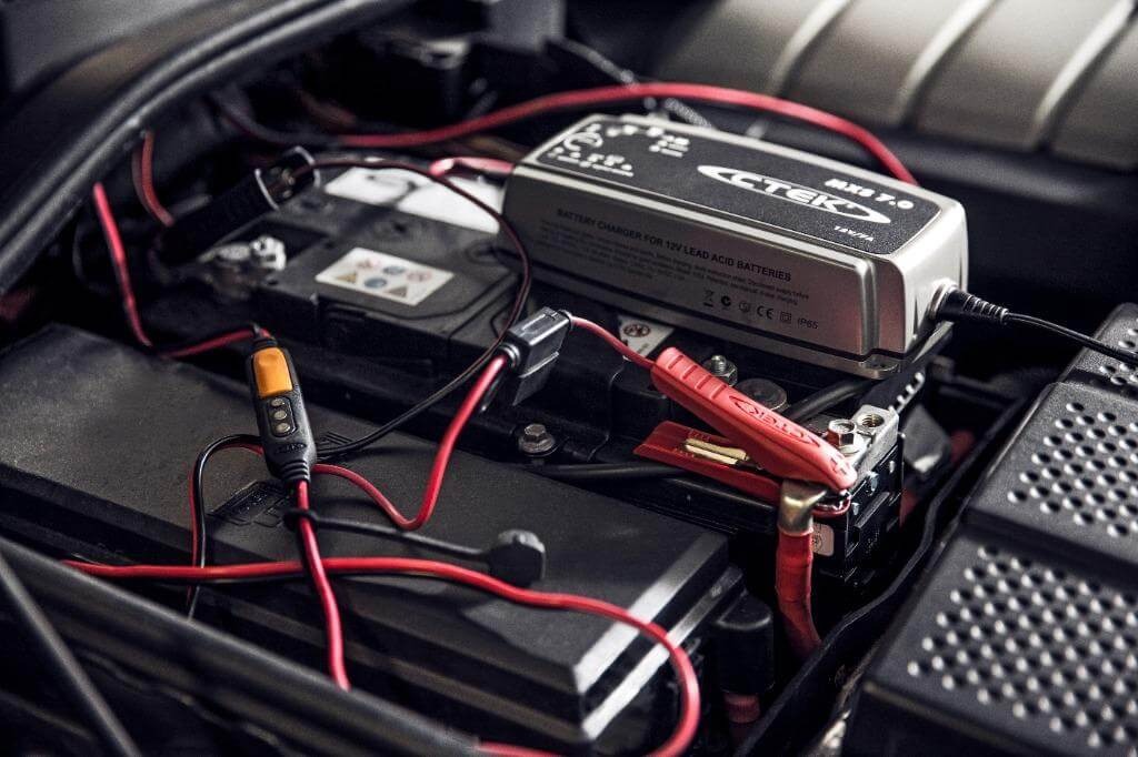 12v PitStop CTEK smart battery charging service at a car in Nehru Place, South Delhi